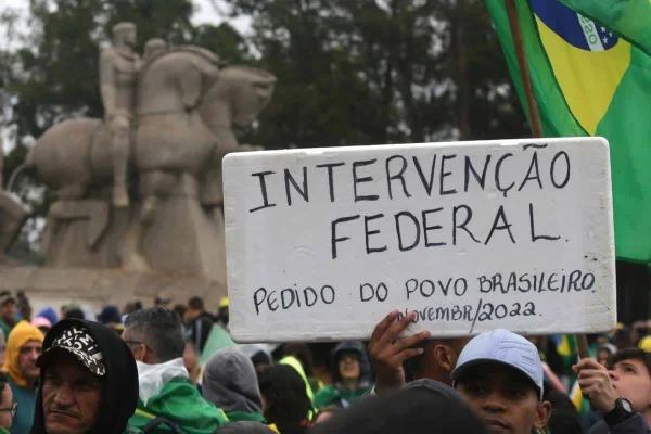 Vídeos: atos de bolsonaristas em 18 estados e no DF pedem intervenção