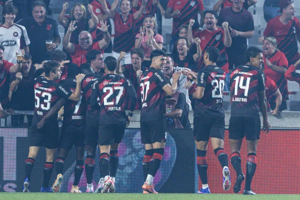 Athletico-PR vence e afunda o Cruzeiro na lanterna do Brasileirão