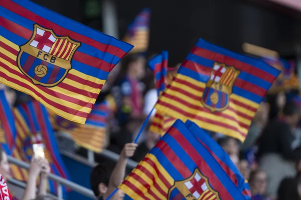 Foto colorida de bandeiras do Barcelona - Metrópoles