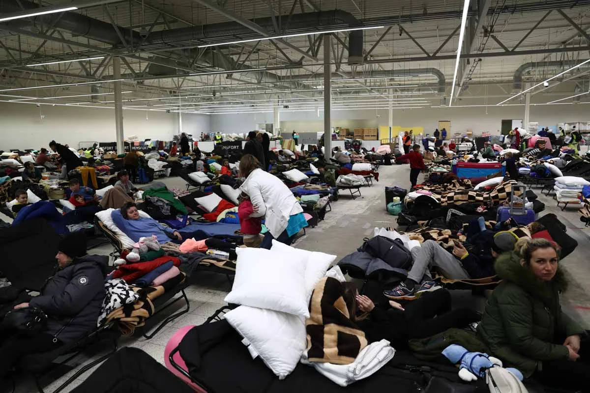 Abrigo temporário para pessoas que fogem da Ucrânia organizado no antigo supermercado em Przemysl, Polônia, em 5 de março de 2022. Milhares de refugiados cruzam a fronteira ucraniana-polonesa após a invasão russa Abrigo temporário para pessoas que fogem da Ucrânia organizado no antigo supermercado em Przemysl, Polônia, em 5 de março de 2022. Milhares de refugiados cruzam a fronteira ucraniana-polonesa após a invasão russa