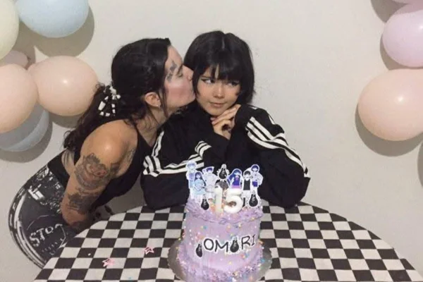 Imagem colorida de adolescente de 15 anos ao lado da mãe. Metrópoles