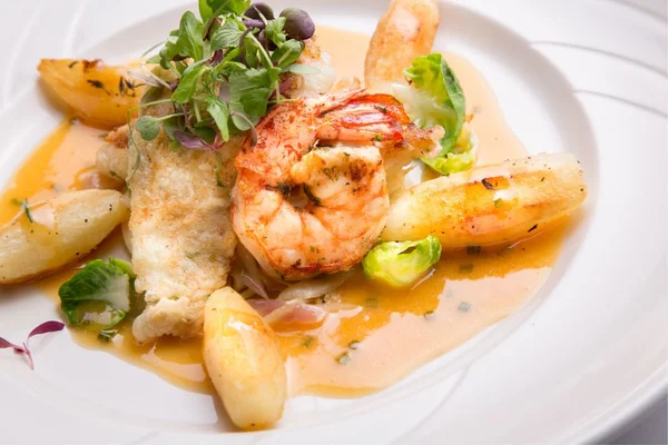 Fácil! Prepare peixe ao molho de camarão para o almoço de domingo