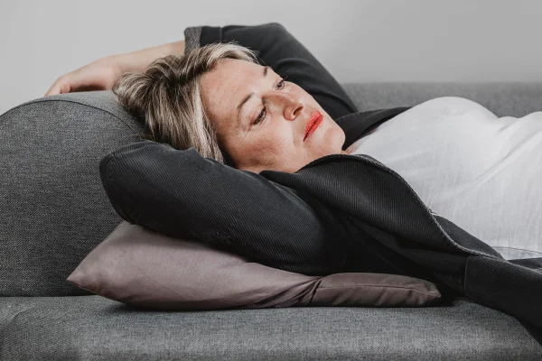 Foto colorida de mulher na menopausa - Menopausa pode reduzir a massa cinzenta e afetar sono, aponta estudo - Metrópoles