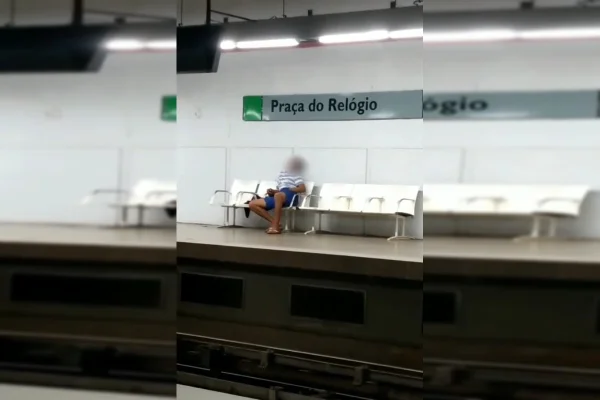 Homem se masturba sentado
