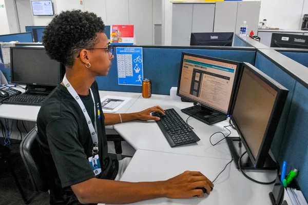Foto colorida de rapaz mexendo em computador