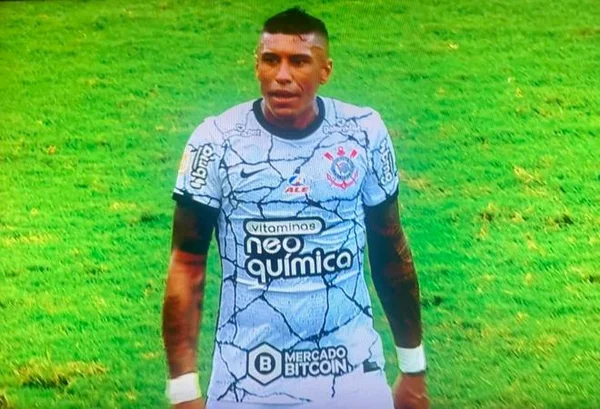 O jogador do Corinthias Paulinho no campo, de uniforme - Metrópoles
