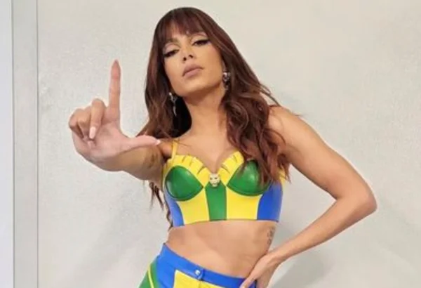 Cantora Anitta com roupa da cor da bandeiro do Brasil