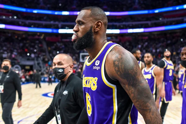 Saiu barato? Veja qual foi a punição de LeBron James por cotovelada