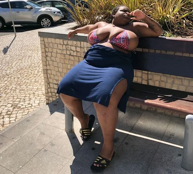 Jojo gosta de aproveitar o sol para se bronzear Jojo gosta de aproveitar o sol para se bronzear