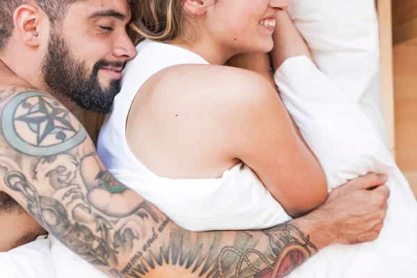 Foto colorida de casal em cama