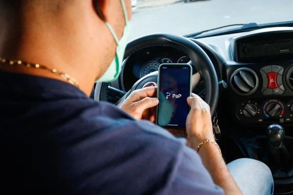 Do céu ao inferno: motoristas de aplicativos sofrem com perda de renda