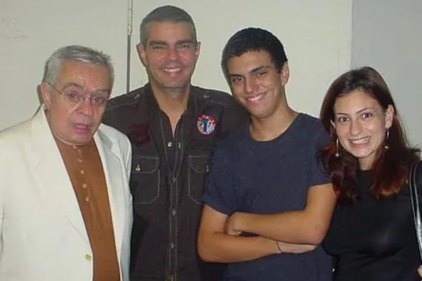foto de chico anysio com um dos filhos, um dos netos e uma mulher