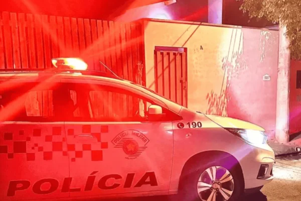 Imagem colorida de um carro da polícia que teria perseguido o adolescente de 17 anos que colidiu com um poste - Metrópoles