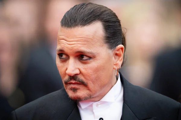 Vídeo: Johnny Depp chora após seu filme ser aplaudido por sete minutos em Cannes