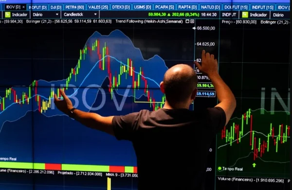 Homem em frente a painel do Ibovespa - Metrópoles