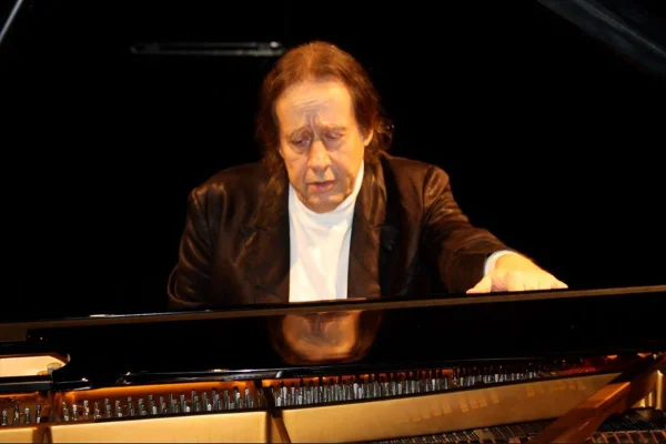 Imagem colorida de Arthur Moreira Lima ao piano - Metrópoles