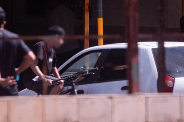 Imagem colorida de jovens vendendo drogas em Ceilândia - Metrópoles