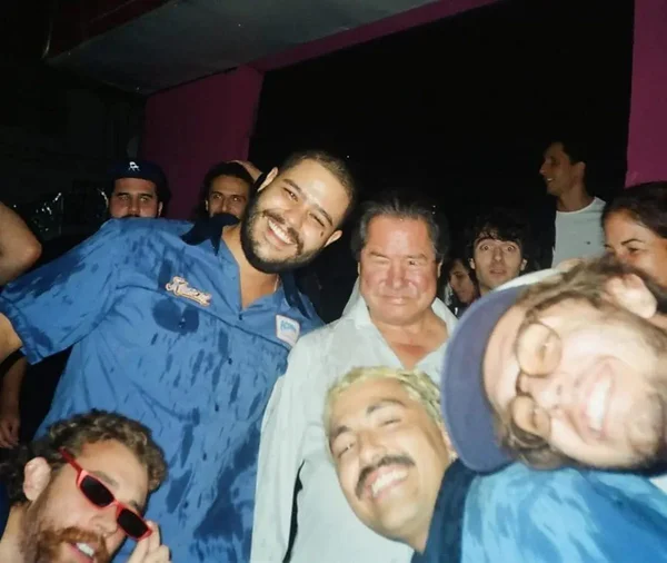 Imagem colorida de Pedrinho e integrantes da banda Jovem Dionísio - Metrópoles