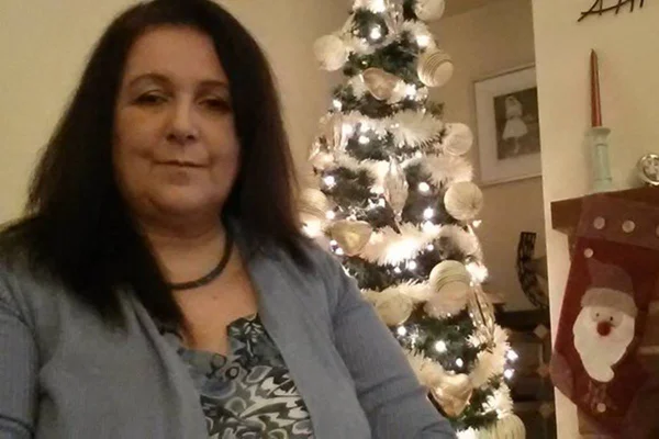 Mulher quase morre de alergia por causa do cheiro de Natal