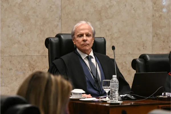 Imagem colorida mostra José Antônio Encinas Manfré, presidente do TRE-SP - Metrópoles