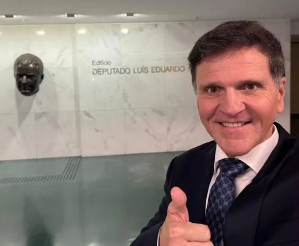 homem de terno sorrindo