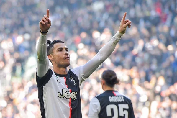 Cristiano Ronaldo fazendo aceno à torcida