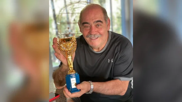 Tricampeão Rivellino critica Tite: “Taticamente não tem nada”