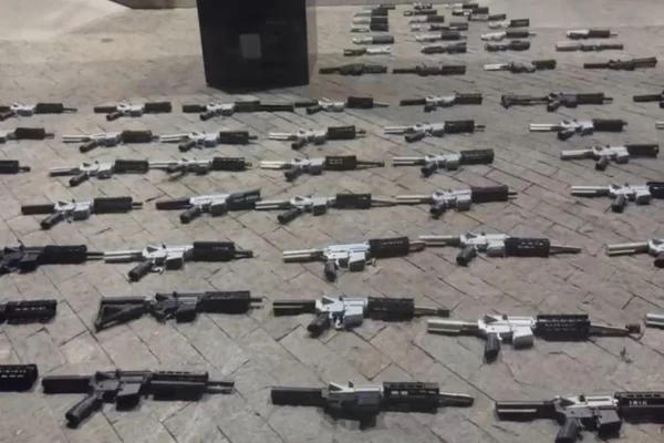 Veja imagens da fábrica do crime que produzia fuzis para facções do RJ