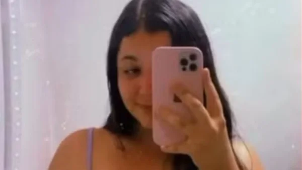 mulher fazendo selfie