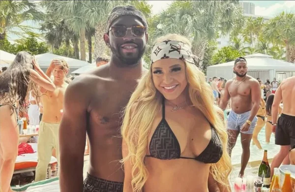 Courtney Tailor e namorado