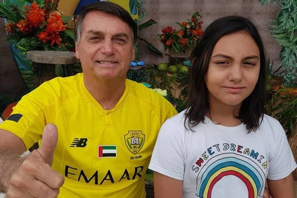 Bolsonaro comemora aniversário da filha Laura em rede social