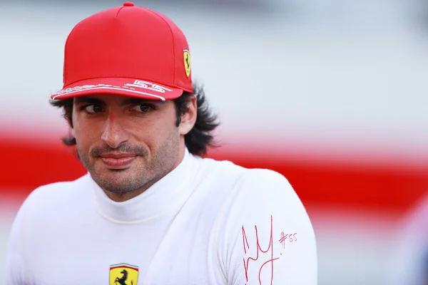 Imagem colorida de Carlos Sainz - Metrópoles