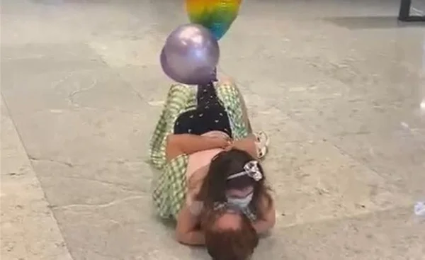 Reencontro de avó e neta no aeroporto de Florianópolis emociona; veja vídeo