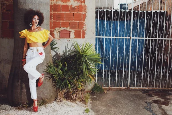 Estilista Paulo Bastos fala de identidade drag e coleção Rubi Ocean