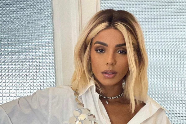Brunna Gonçalves de frente e olhando para a foto