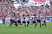 Jogadores do Santa Cruz saúdam a torcida na partida de ida pela final do Brasileirão Série D 2025