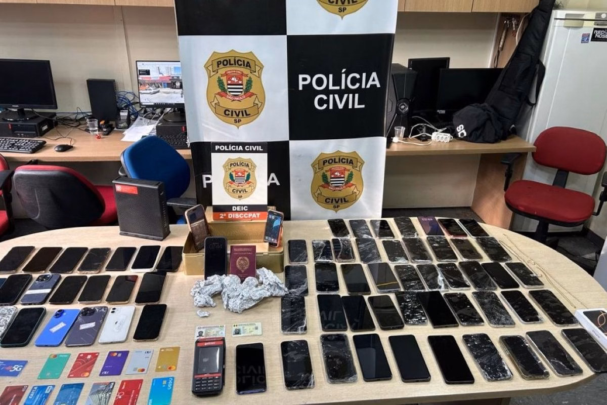 Imagem colorida mostra celulares encontrados em central clandestina na Barra Funda - Metrópoles