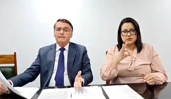 Em dia de atos pela democracia, Bolsonaro faz live de quinta