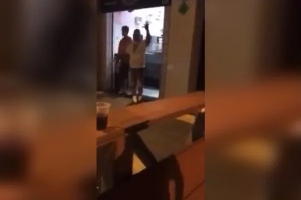 Mulher é agredida com banco na cabeça após beijar namorada em SP 1