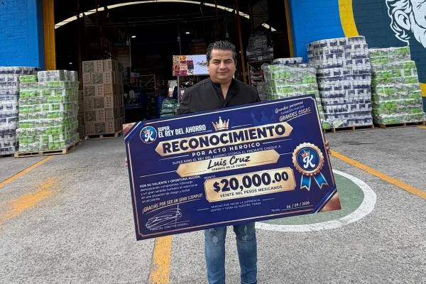 Homem que salvou menina de 3 anos de ser atropelada ganha prêmio da empresa