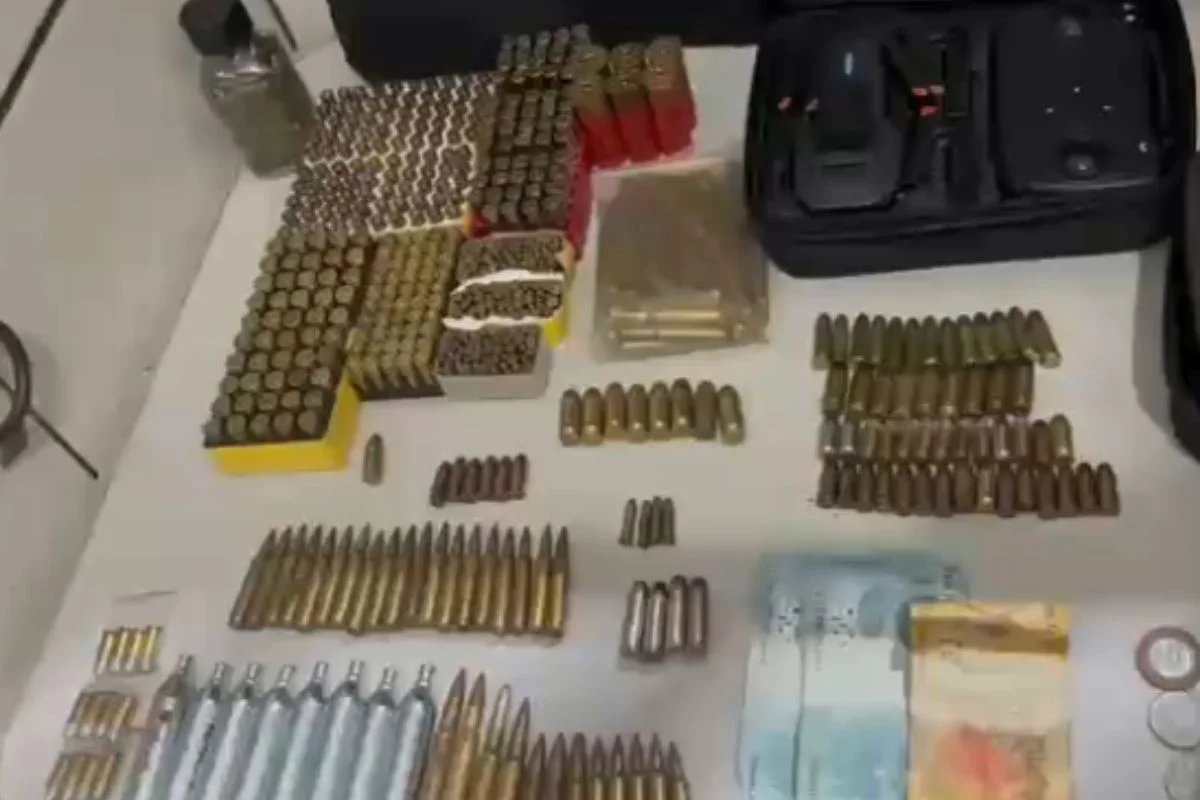 PM suspeita que arsenal seja usado por facções criminosas para crimes de grande porte. Homem já possuia passagem por porte ilegal de armas PM suspeita que arsenal seja usado por facções criminosas para crimes de grande porte. Homem já possuia passagem por porte ilegal de armas