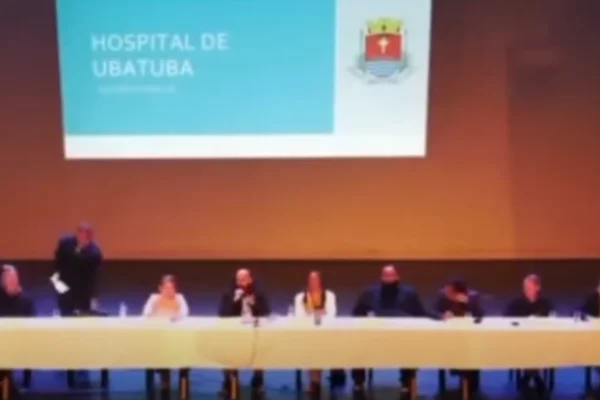 Imagem colorida do vereador e outros parlamentares na audiência de Ubatuba - Metrópoles