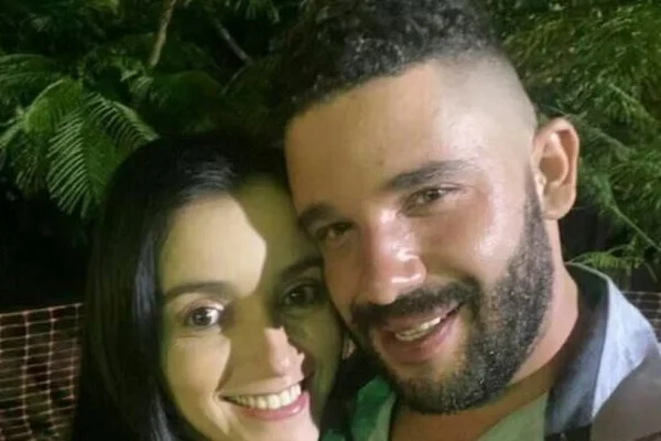 Imagem colorida de um homem ao lado de uma mulher. Metrópoles