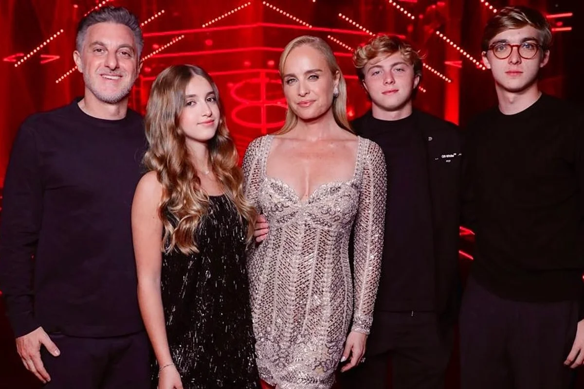 Angélica e Luciano Huck ao lado da família: Benício, Joaquim e Eva Angélica e Luciano Huck ao lado da família: Benício, Joaquim e Eva