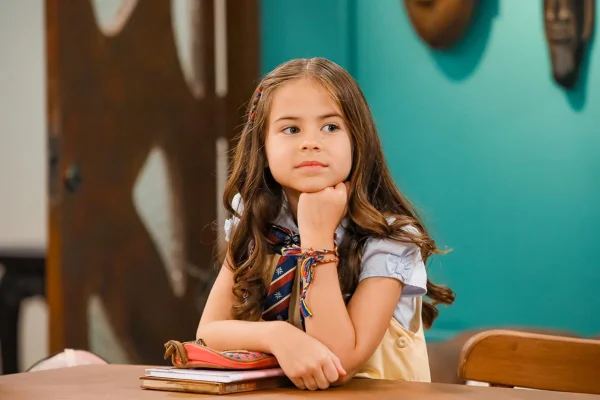 Mel Summers interpreta a protagonista Anna Salvatore na novela infantil A Caverna Encantada - Metrópoles