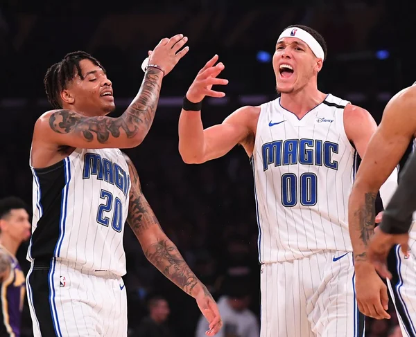 Com “triple-double” de Fultz, Magic surpreende e vence os Lakers