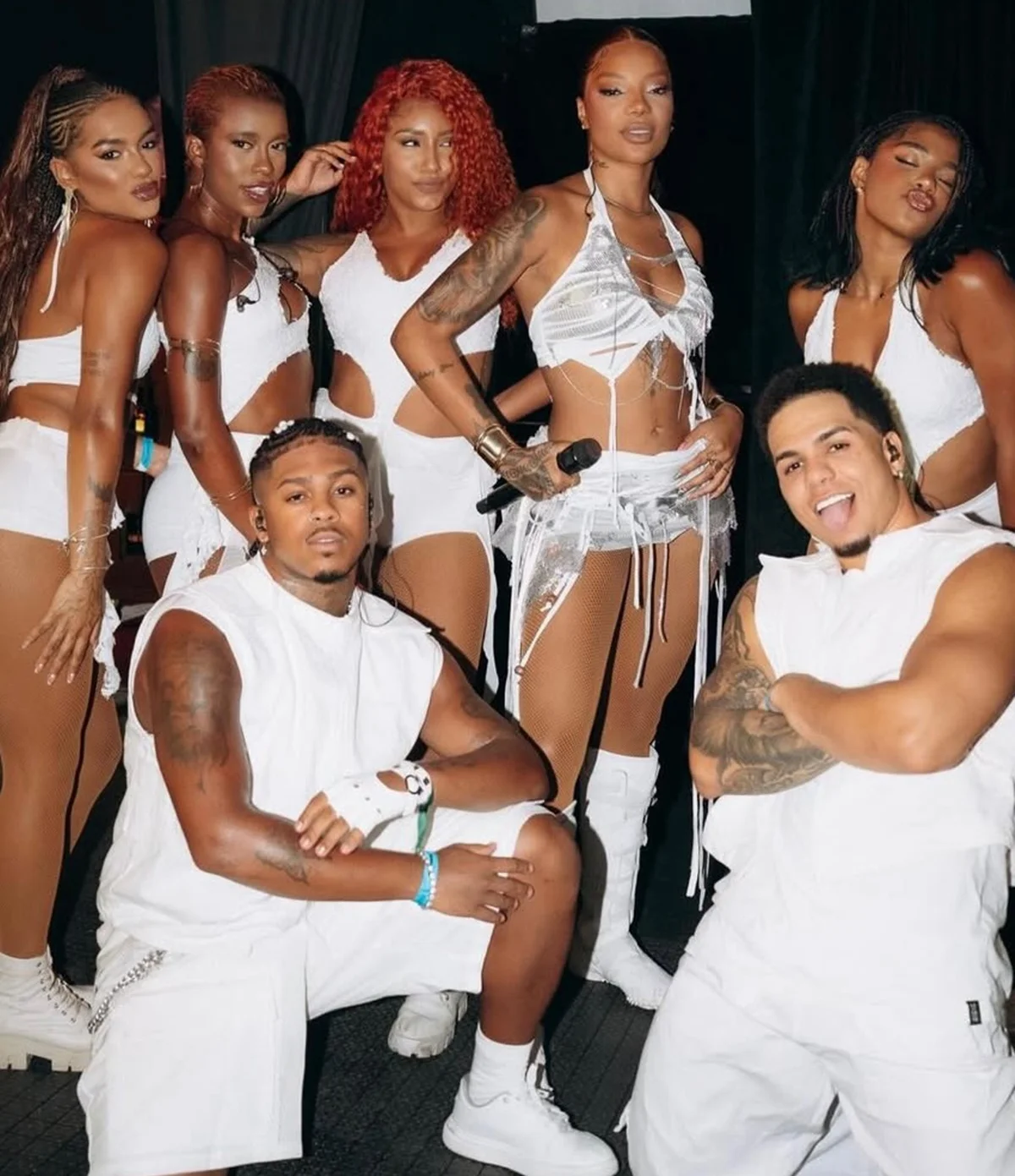 Yuri Costa e Ludmilla posam com os outros dançarinos Yuri Costa e Ludmilla posam com os outros dançarinos