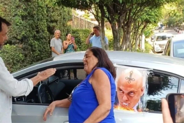 A mulher de 77 anos que foi presa ao deixar uma coroa de flores na casa de Lula tinha cartazes com imagens ofensivas de Moraes em seu carro - Metrópoles