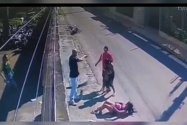 Homem é preso após agredir mulher com criança em frente à delegacia