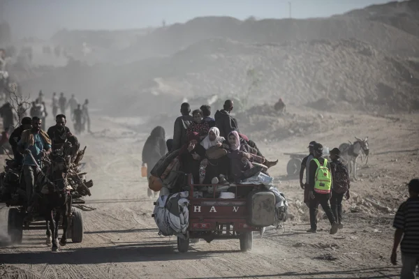 Milhares de palestinos voltam para a cidade de Gaza após cessar-fogo